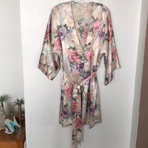 CALIFORNIA DYNASTY SILKY SOFT ROBE SIZE L FLORAL ROSES POCKET ON SIDE GREAT COND